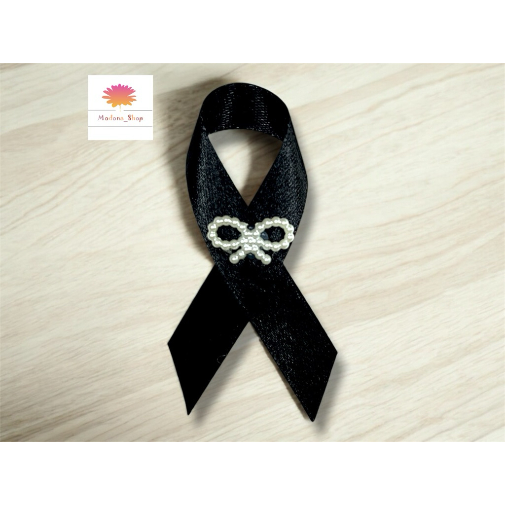 โบว์ไว้ทุกข์ ขนาดริบบิ้นหน้ากว้าง 1.5 cm ทำจากริบบิ้นผ้าต่วน ใส่เข็มกลัดแป้นพร้อมใช้งาน (ราคาต่อชิ้น)