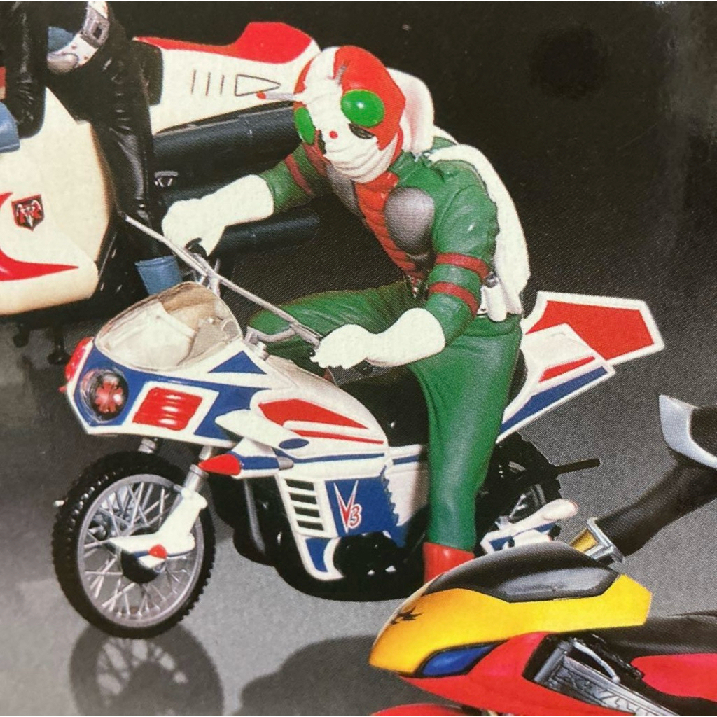 หุ่นฟิกเกอร์และรถมอเตอร์ไซค์เฮอร์ริเคนของคาเมนไรเดอร์ V3 ซึ่งเป็นส่วนหนึ่งของซีรีส์มาสค์ไรเดอร์