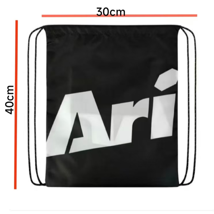 กระเป๋ากีฬา ARI ESSENTIAL URBAN TYPO สีดำ (a-07) - กระเป๋าเป้ มีเชือกผูก
