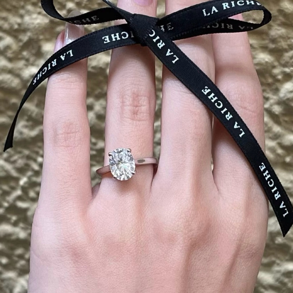 Mirala Ring (Oval2ct) แหวนอัญมณีคุณภาพสูงเทียบเท่าเพชรแท้ (ไม่ใช่CZ) ตัวเรือนเงินแท้ พร้อมใบ Warranty card