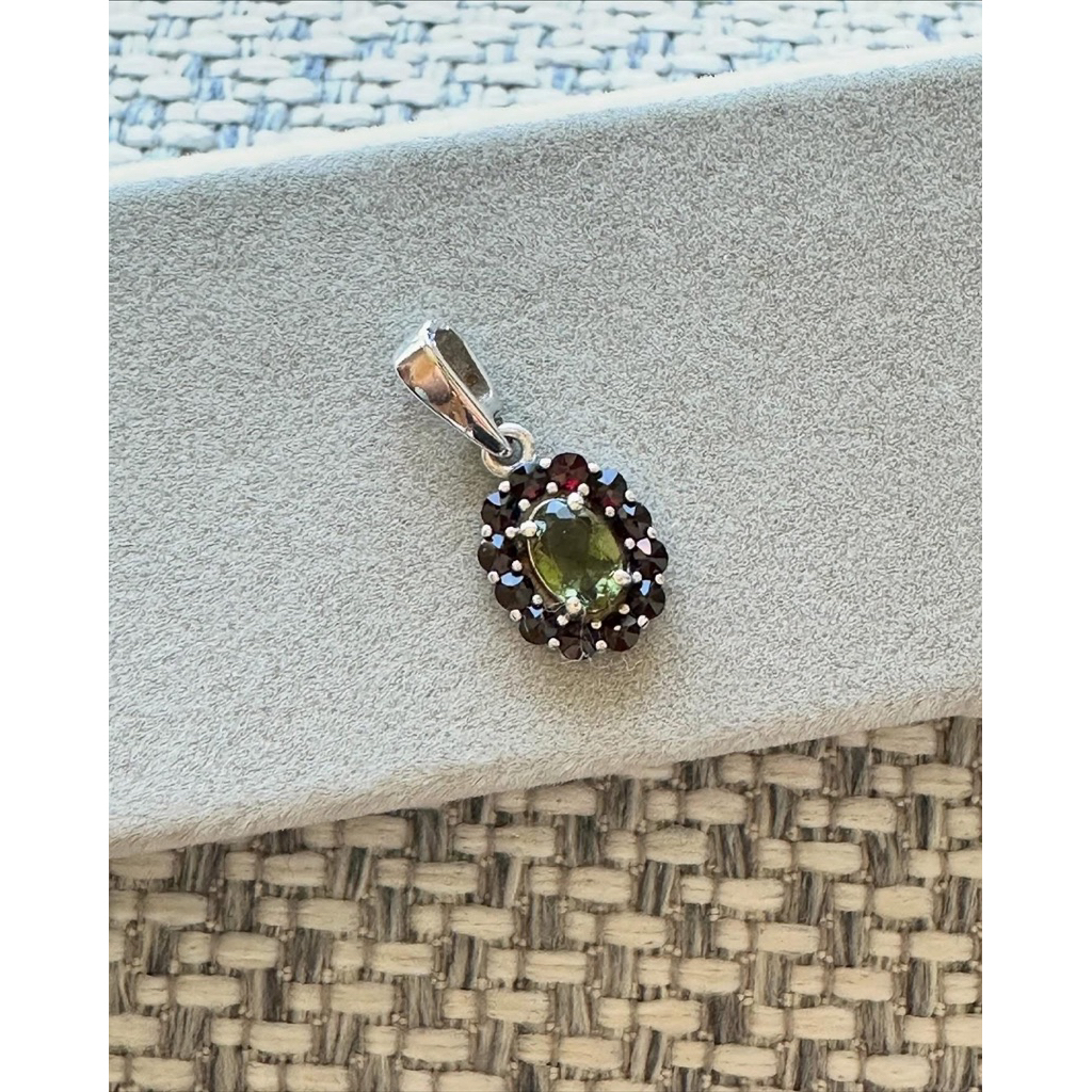💚 จี้ Moldavite แบบเจียรนัย จาก ประเทศ Czech Republic 🇨🇿 ล้อมด้วยพลอยโกเมน ( Garnet ) สีแดงเข้มสวย