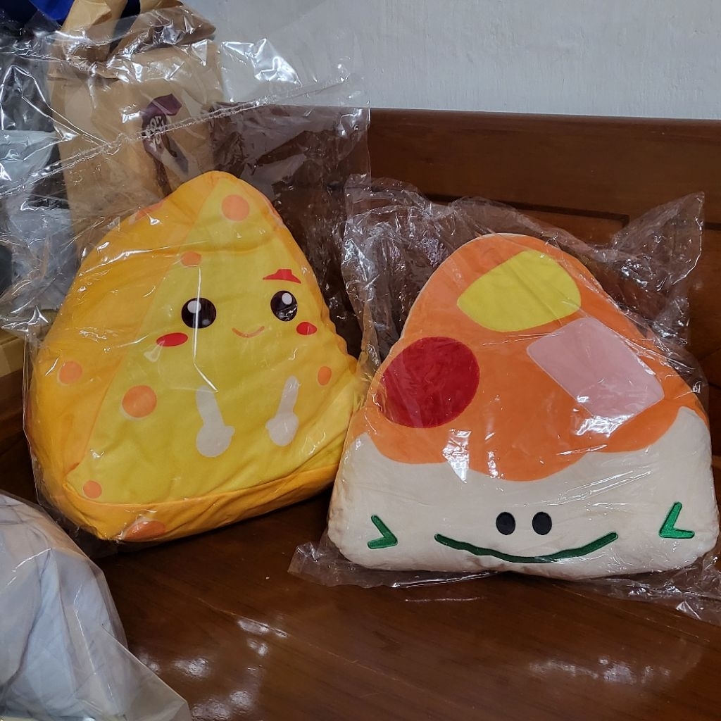 The pizza company pillow blanket หมอนผ้าห่ม พิซซ่า หนานุ่ม 42 × 40 × 15 cm pizza hut cheese หมอนชีส