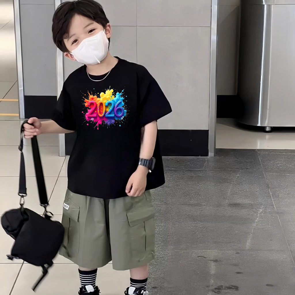 HAPPY NEWYEAR 2026 ส่งท้ายปีเก่าต้อนรับปีใหม่ เสื้อยืดเด็กน้อย คอกลมแขนสั้นลายเรียบง่าย