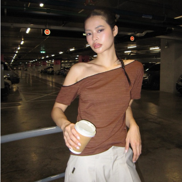 ARNIKA - เสื้อรุ่น Dahlia ปาดไหล่ สไตล์ไหล่ตก ทรงเกร๋ เนื้อผ้าใส่สบายๆ ไม่ร้อน ให้ความทันสมัย