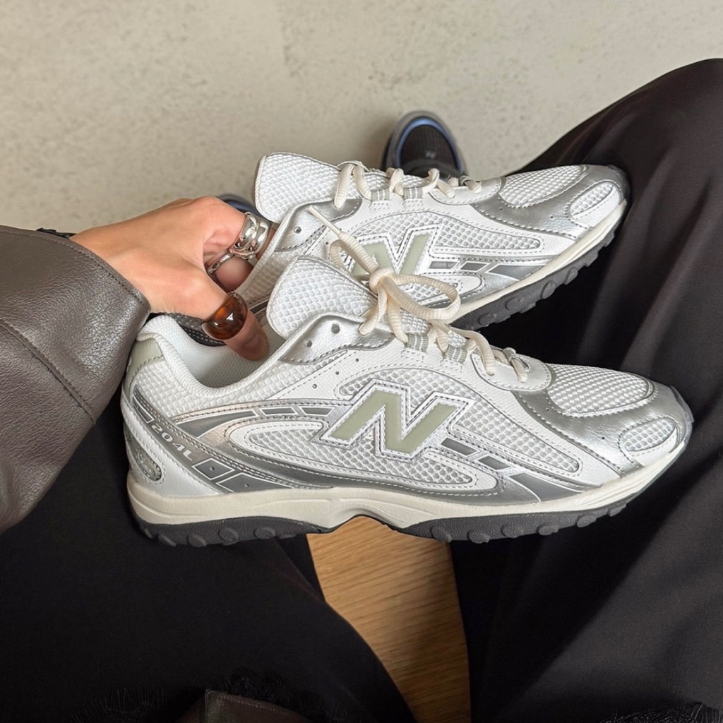 [พรีออเดอร์] New Balance 204L - (U204LSWB) Color: Silver Metallic/Sage Green