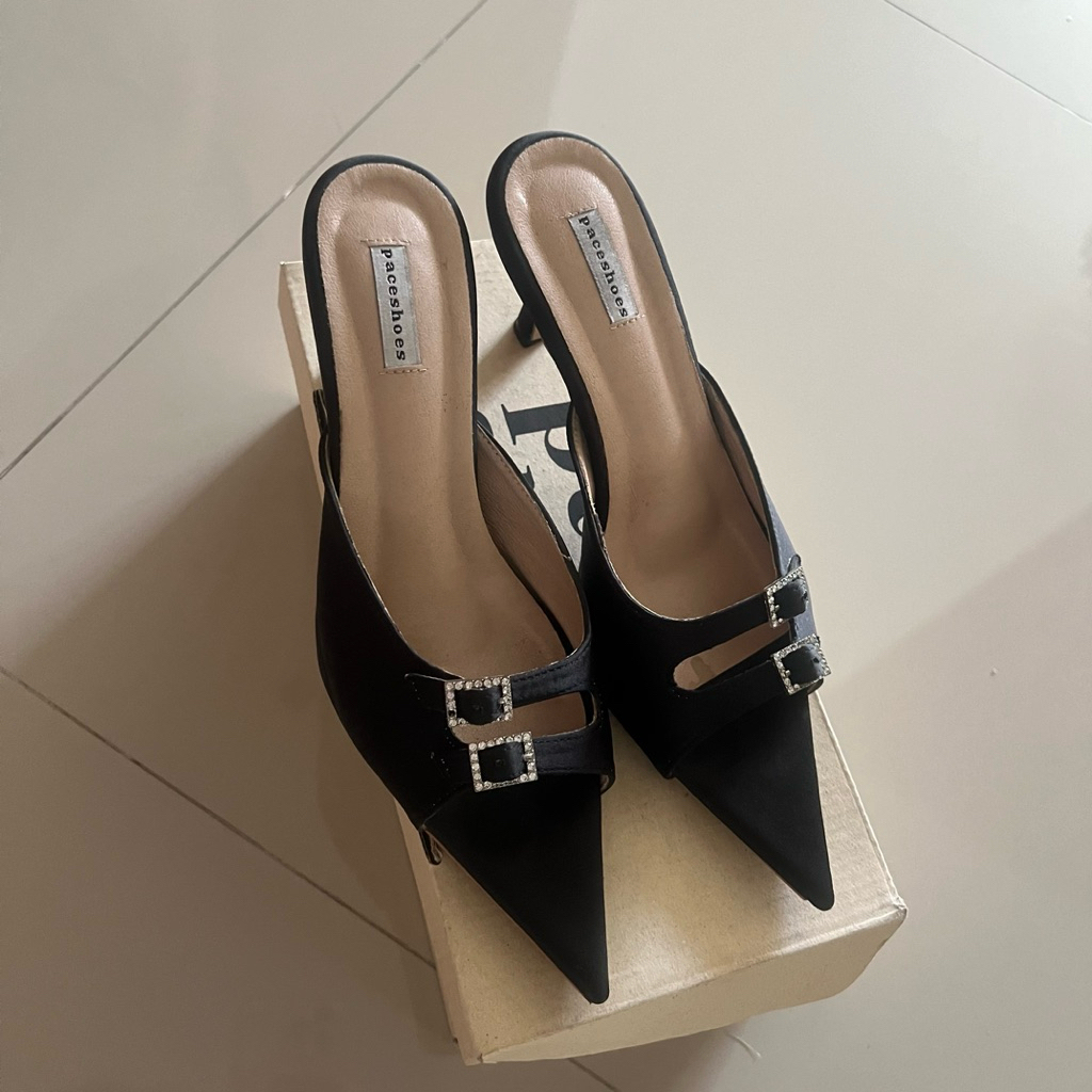 ส่งต่อ Paceshoes - trixie สีดำซาติน size 37