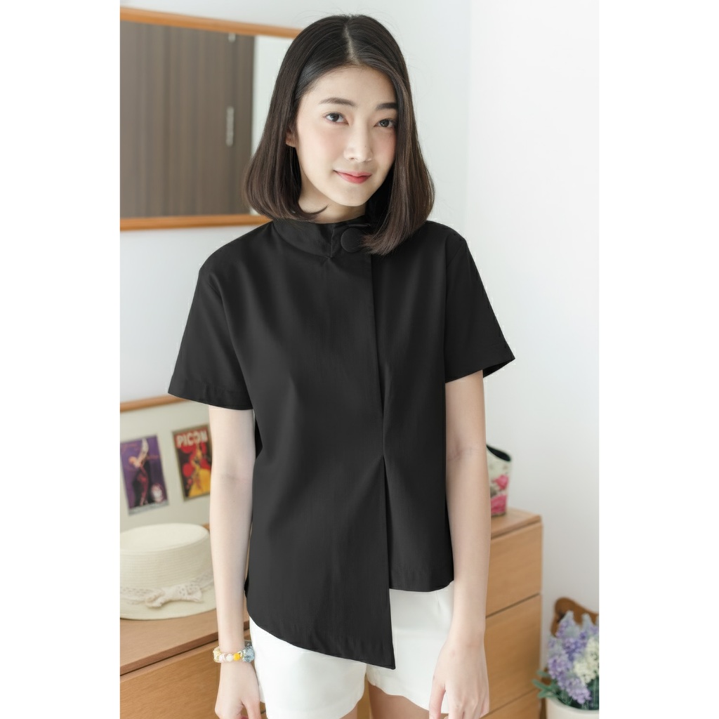 Narinari : NT500 Asym Plain Crop Top เสื้อคอตั้ง แต่งกระดุมหลอกด้านหน้า แต่งผ้าทบหลอก ผ้าคอตตอนอ็อกซ์ฟอร์ด เนื้อดี