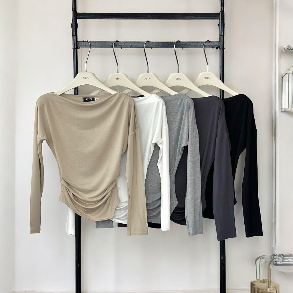 Atipashop - AIRA CURVE TOP เสื้อปาดไหล่ แขนยาว จับจีบข้าง ผ้ายืดนึ่มเด้ง สีพื้น