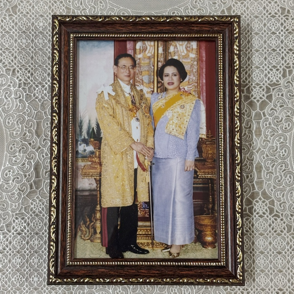กรอบรูป ในหลวงร.9 พระบรมราชินีนาถ ขนาด14x19ซม ตั้งโต๊ะได้ แขวนได้