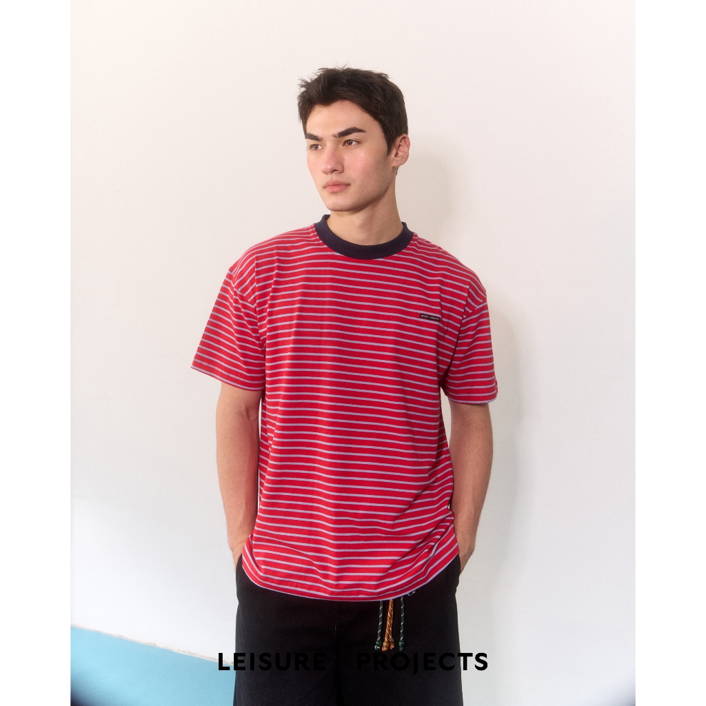 (Leisure Projects) Leisure Projects STRIPE TEE เสื้อยืดผ้าคอลตอนเเขนสั้น ลายทาง ดีเทลโลโก้label ทอ L