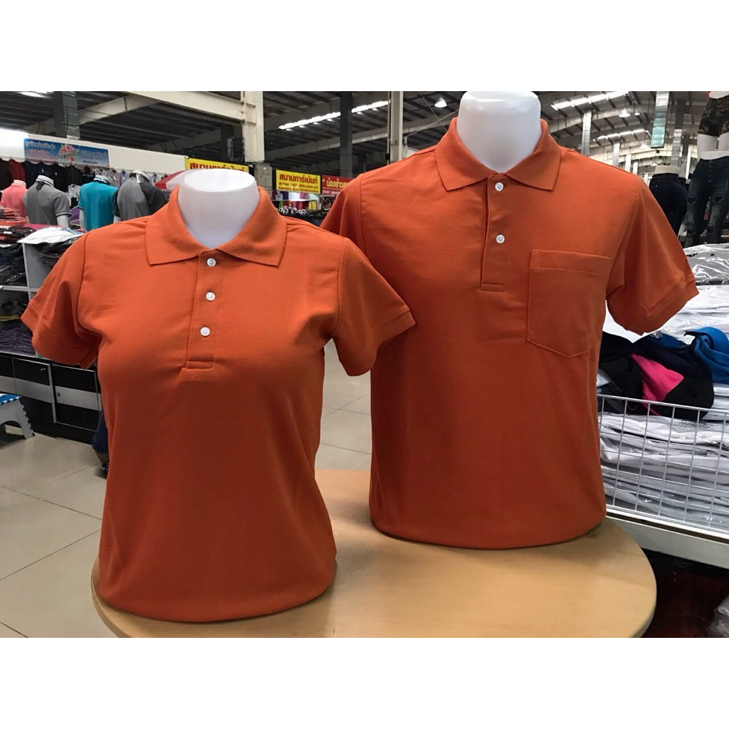 เสื้อโปโลTKสีส้มอิฐ(น้ำตาลอมส้ม)สีพื้นแบบชาย เป็นทรงตรงมาตรฐาน มีกระเป๋าที่หน้าอก เนื้อผ้านุ่ม สวมใส่สบาย