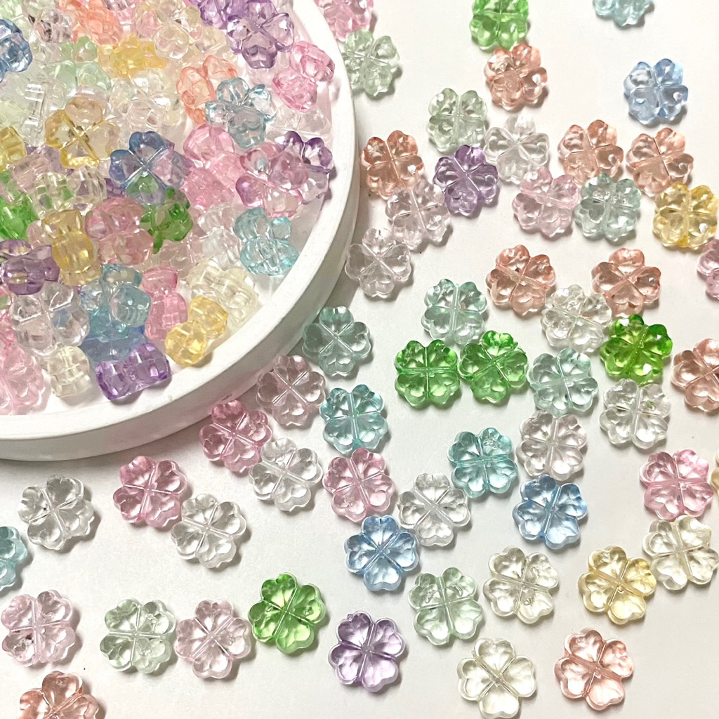 ลูกปัดใบโคลเวอร์ พลาสติก สินค้าคละสี บรรจุ 10-15 ชิ้น #สินค้าพร้อมส่งในไทย