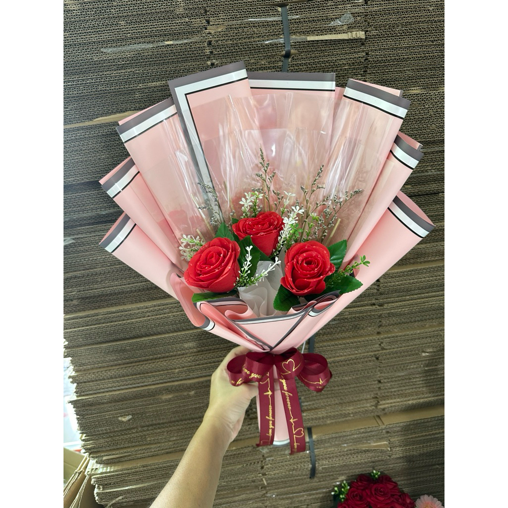 ช่อธนบัตร ช่อดอกไม้กุหลาบสีแดง 3ดอก ใส่ธนบัตรได้ 10-30ใบ กระดาษสีทูโทน