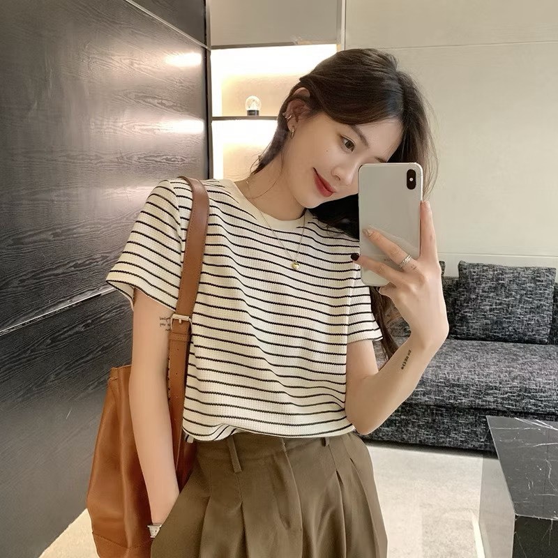 พร้อมส่งในไทย** เสื้อยืดแขนสั้นคอกลมสีครีม ผ้าร่อง แขนสั้นลายทาง Y294