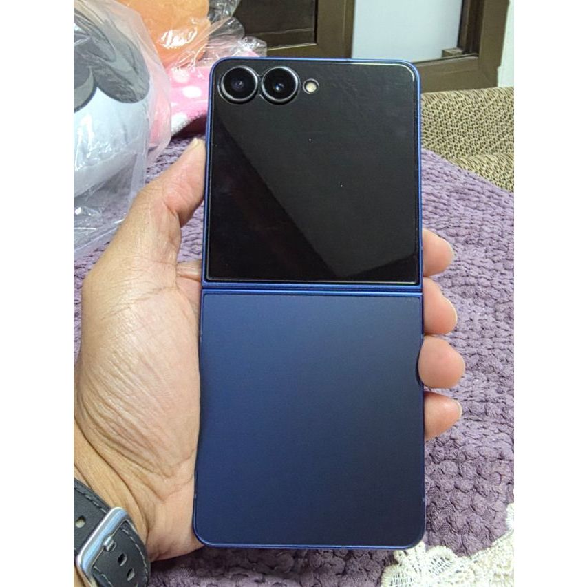 Samsung Galaxy Z Flip 7 256GB มือ 1  สี : Blue Shadow 14900 บาท สภาพสวยไร้รอไร้ตำหนิ⭐️ อุปกรณ์/⭐️กล่