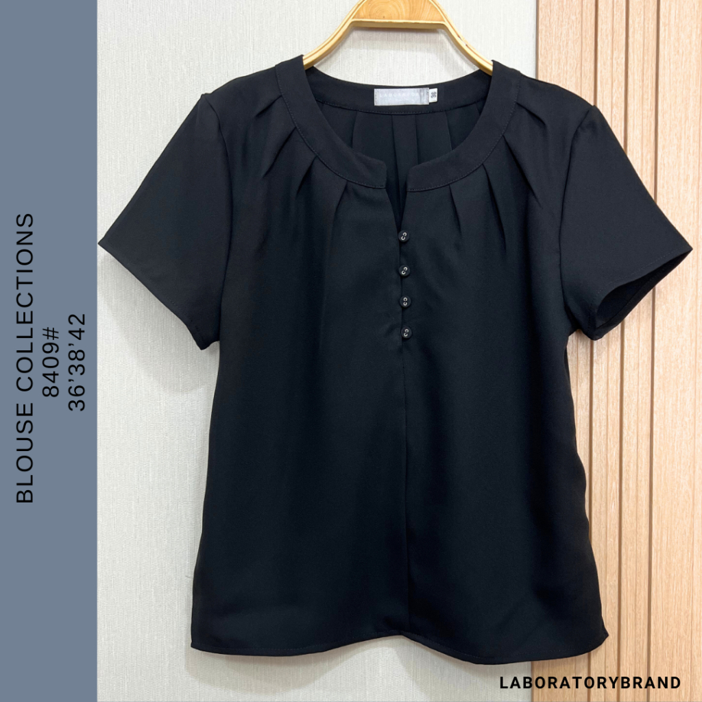 Laboratory 8409 ไซส์ 44เสื้อเบลาส์คอกลมผ่ากระดุมหน้า แขนสั้น มีจีบรอบคอหน้าหลัง