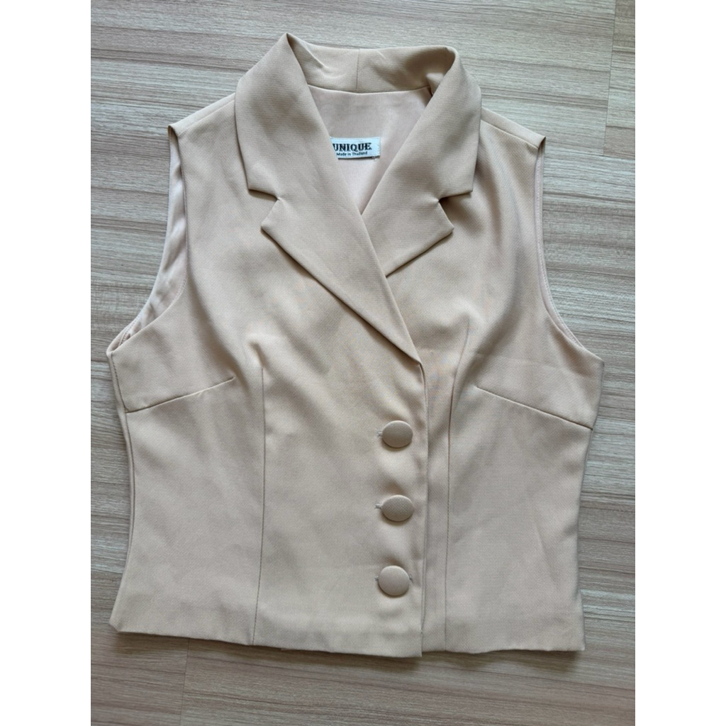 ส่งต่อเสื้อสีครีม ป้าย unique