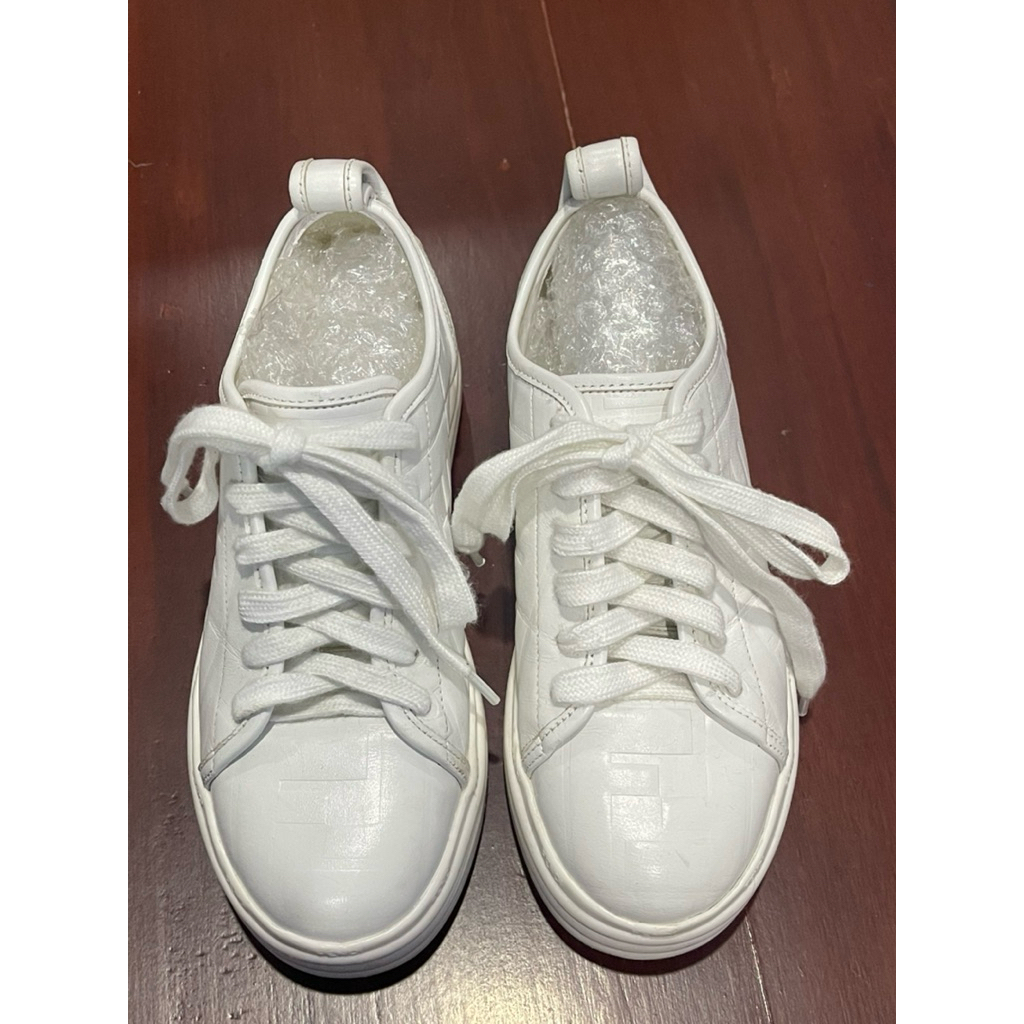 รองเท้าลำลอง FENDI สีขาว￼ไซด์ 34 มือ 2 จ้า