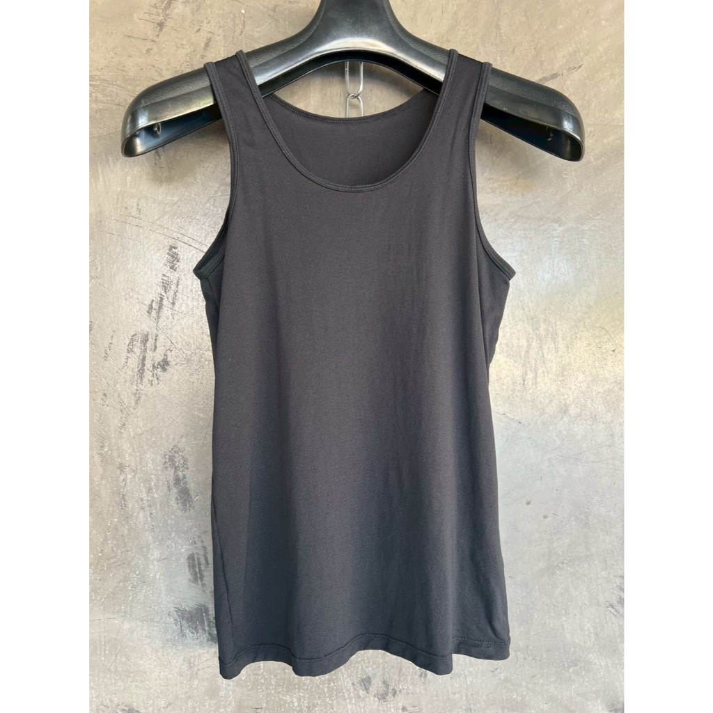 เสื้อซับในสีดำ คอกลม เนื้อผ้าตาข่ายเล็กๆ Uniqlo AIRism Size 140 อก 26-32" เอว 26-32" ยาว 21"