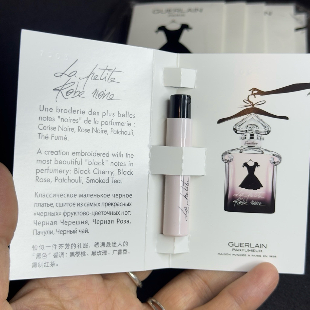 น้ำหอมขนาดทดลอง 0.8ml หอมมากๆติดทนด้วยค่ะ เป็นน้ำหอมสำหรับผู้หญิงที่ให้กลิ่นฟลอรัลฟรุตตี้ เซ็กซี่มากค่ะ