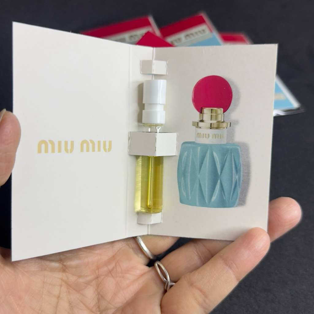 น้ำหอมขนาดทดลอง 1.2ml ติดทนเป็นกลิ่นขายดีค่ะ น้ำหอมนี้ให้ความรู้สึกสดชื่น มีความซับซ้อน และมีเอกลักษณ์เฉพาะตัว