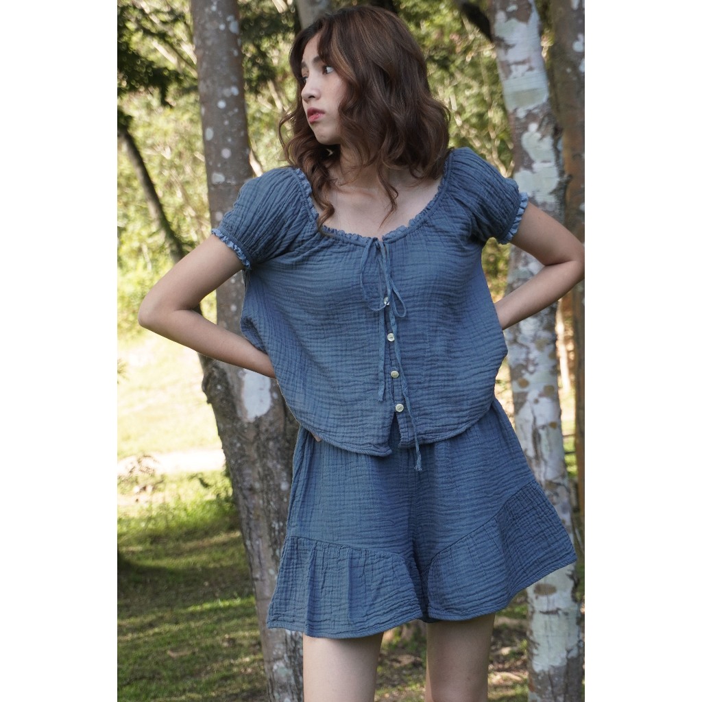 OLIVEE.co : Cottage Crinkle Set ชุดเซ็ตผ้าฝ้ายสองชั้นดีเทลลูกไม้ แขนตุ๊กตาและกระดุมด้านหน้า กางเกงขาสั้นทรงบาน