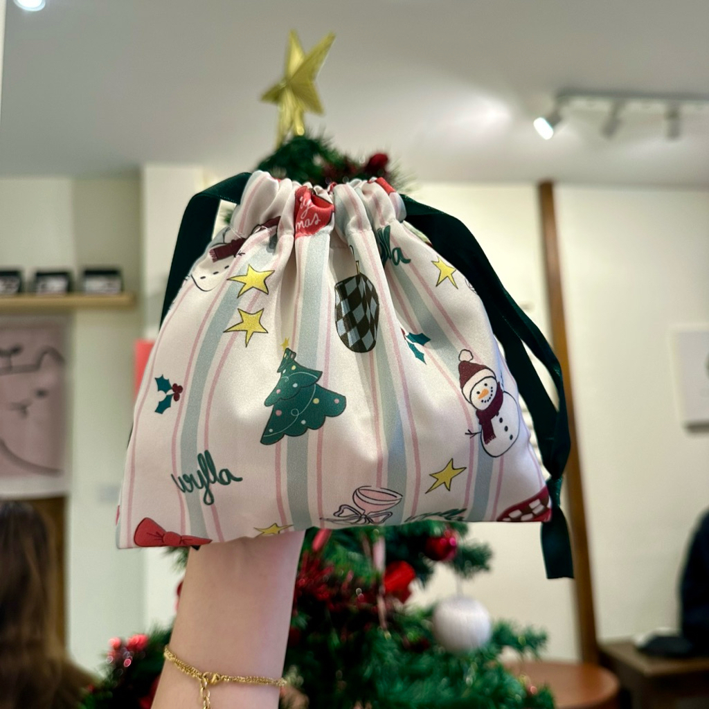 Wyllabrand ถุงผ้าหูรูด Holly Christmas Drawstring Bag