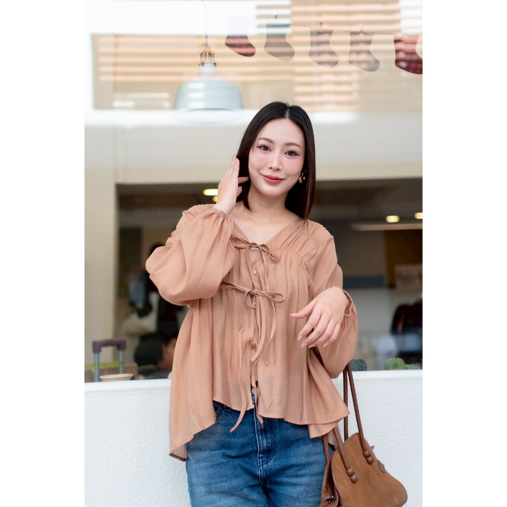 M2021 เสื้อดีเทลระบาย + ผูกโบว์หน้า ลุคน่ารักหวานฉ่ำ แต่ใส่แล้วดูแพงมาก! ทรงพองนิด ๆ