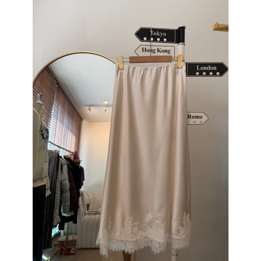กระโปรงซาตินปลายลูกไม้ Lace Satin Skirt SS2025 - รูปที่ 4