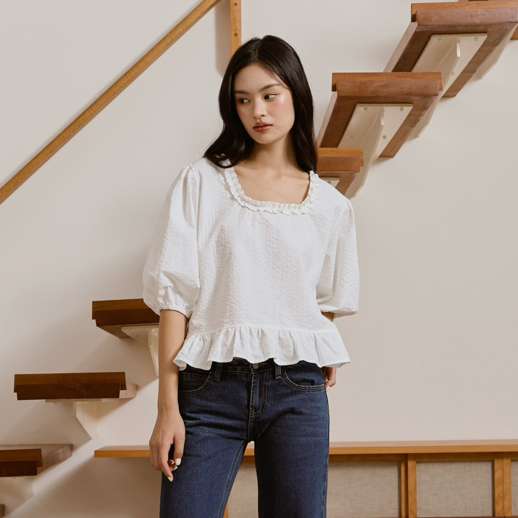 Theremin Mei blouse เสื้อแขนพองคอเหลี่ยมมนมีระบายตกแต่ง - white