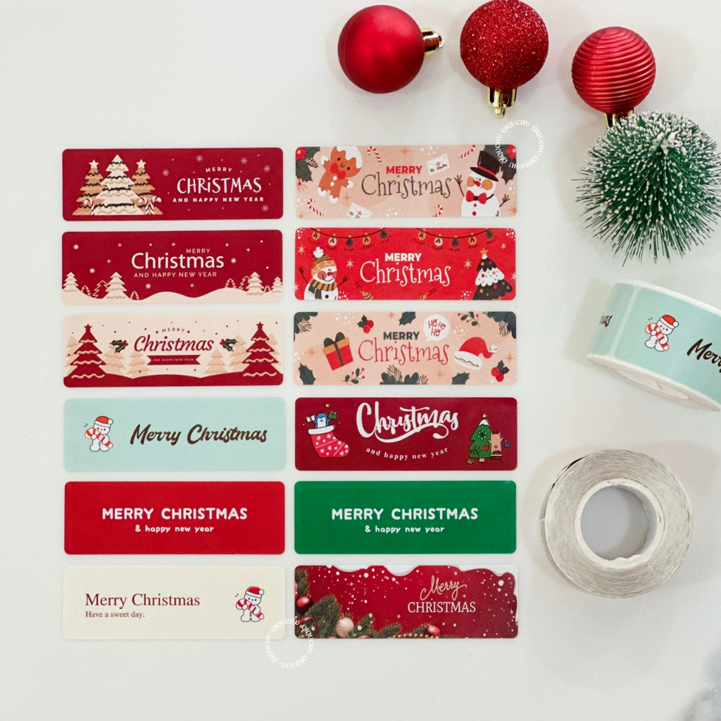 [พร้อมส่ง ] (120 ดวง/ม้วน) สติ๊กเกอร์ "Merry Christmas" ไดคัทมุมมน Size 7.6x2.5 cm