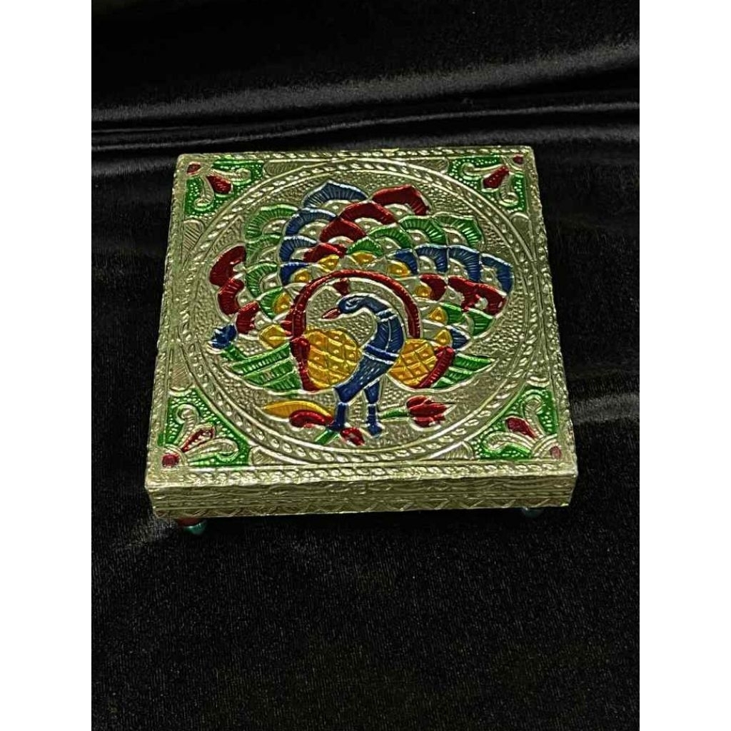 ฐานรององค์เทพ ลายนกยูง งานไม้อินเดีย ขนาด 4"×4" สินค้าพร้อมส่ง