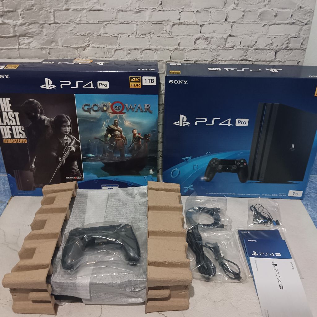 PS4 Pro God of War™ / The Last of Us™ Remastered Bundle 1TB มือสอง