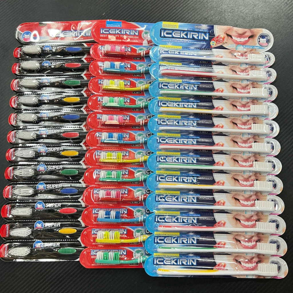 แปรงฟันแผง คละสี แผงละ 12 ชิ้นลายแปรงสีฟันแต่ละรอบจะไม่เหมือนกัน แล้วแต่รอบ