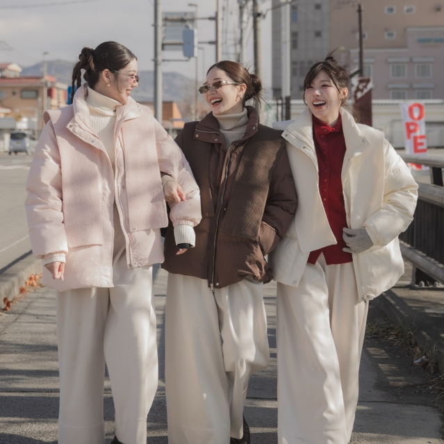 you downcoat รุ่นนี้เป็นรุ่นที่น่ารักมากกก มาพร้อมคุณภาพความอุ่นแบบสุดๆ สีสวย น่ารัก มาพร้อมผ้าพันคอ