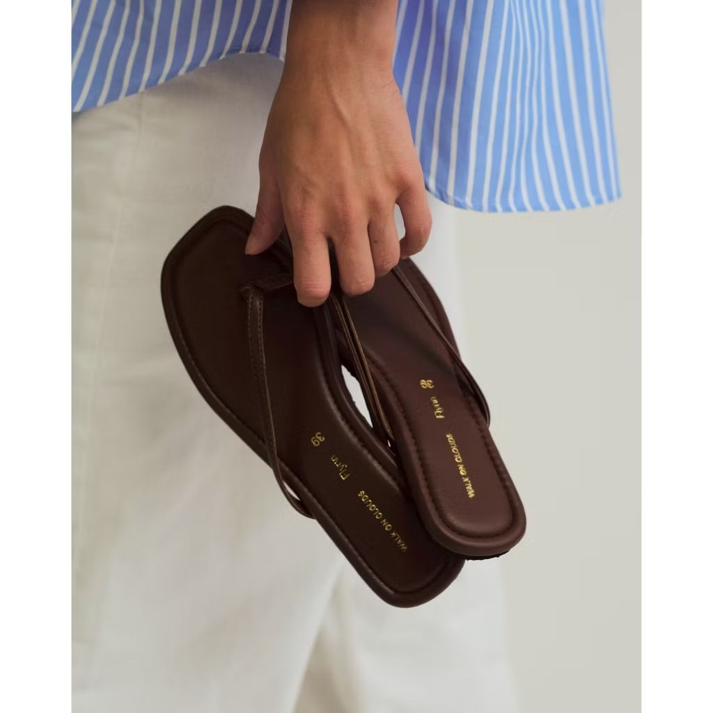 รองเท้าแตะหนัง หูคีบ สีน้ำตาล Flynn City Sandals นุ่ม เบา [ส่งต่อ] ใหม่