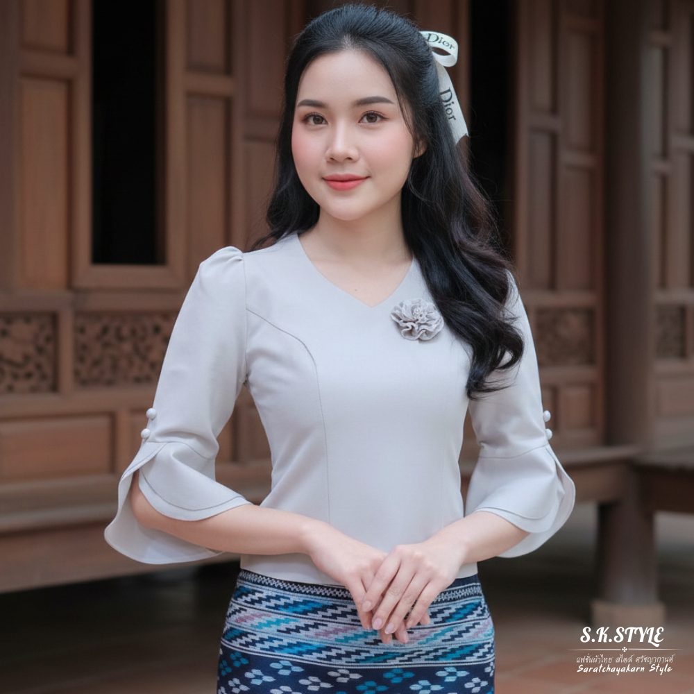 ❤️เสื้อผ้าไหมลาว คอวี แขนกระดิ่ง แมชใส่กับผ้าถุง ไปงานบวช งานบุญ สวยมาก