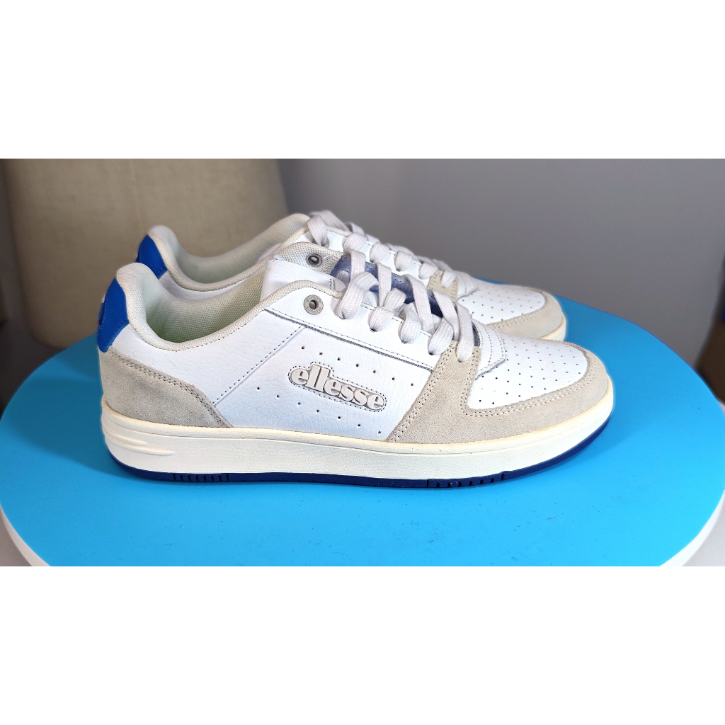 Ellesse:รองเท้าหนังแท้สีเทา พร้อมโลโก้สีน้ำเงิน ดีไซน์คลาสสิก ใส่สบาย