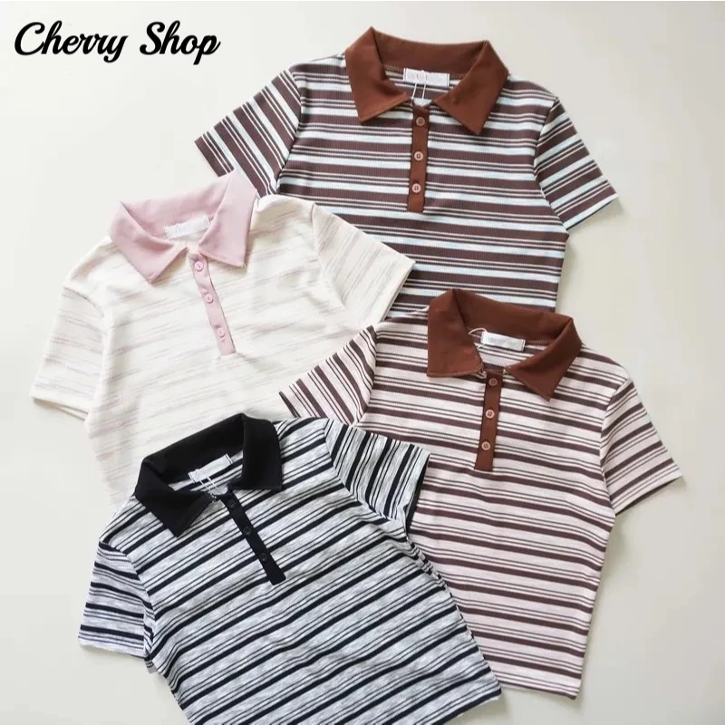 cherryshop พร้อมส่ง เสื้อยืดแขนสั้นลายทางสไตล์เกาหลีแฟชั่นลำลองสำหรับผู้หญิง ปกคอโปโล กระดุมหน้า ทรงหลวม