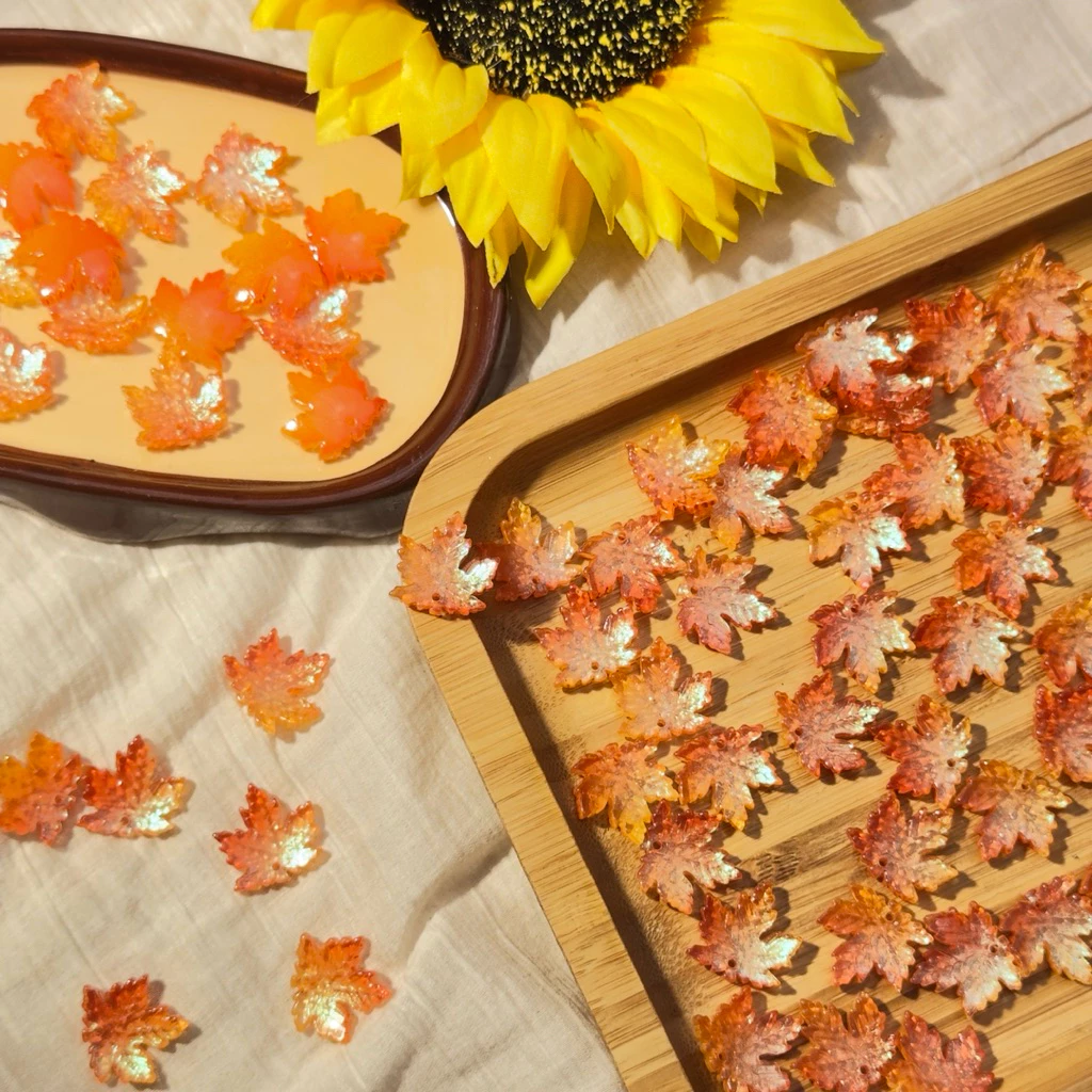 ใบเมเปิ้ลแก้วคละสีใสประกายมุก 16 มิล 10ชิ้น - Glass Maple Leaves