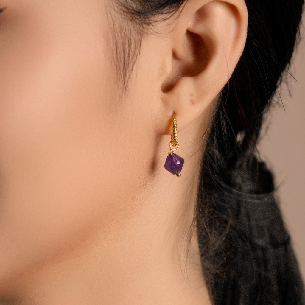 Vachana - Aurora Rhombus Amethyst Earrings (ต่างหูอเมทิสต์แท้รูปทรงคล้ายเพชร)