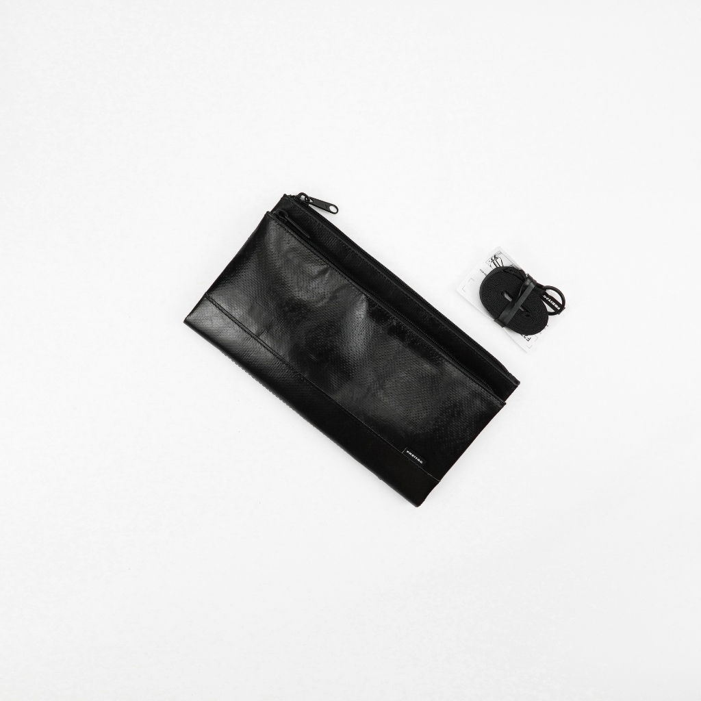 FREITAG F271 MASIKURA  ผ้าดำ ผ้าหนา ผ้าเงา มีช่องแบ่งใส่ของ 2 ช่อง กระเป๋าทรงกำลังดีคล่องตัวแบบสุดๆ