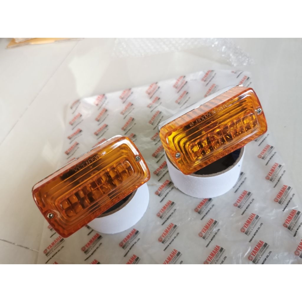 ไฟเลี้ยว​หน้า​ YAMAHA​ V50​ V75​ V90...งานไต้หวันเบ้าพลาสติก...ฝาแท้IMASEN...