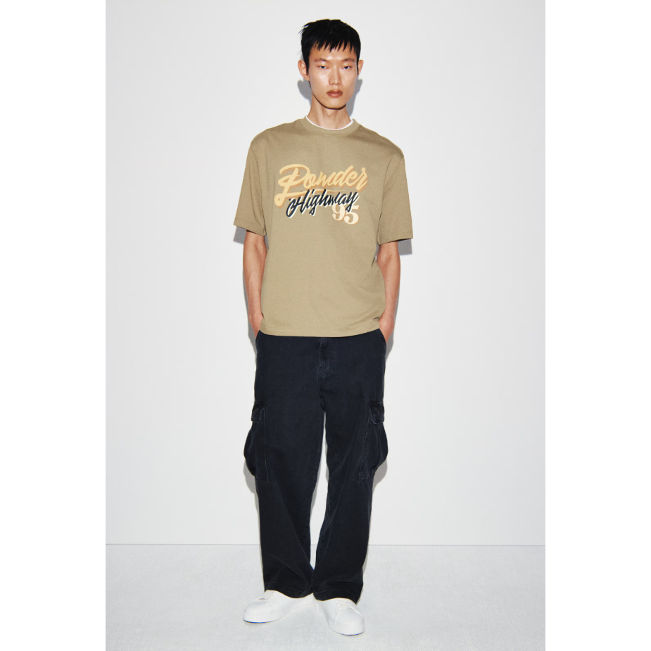 H&M(เอชแอนด์เอ็ม) เสื้อยืดผ้าฝ้ายพิมพ์ลาย Men Printed cotton T-shirt 1317754_1