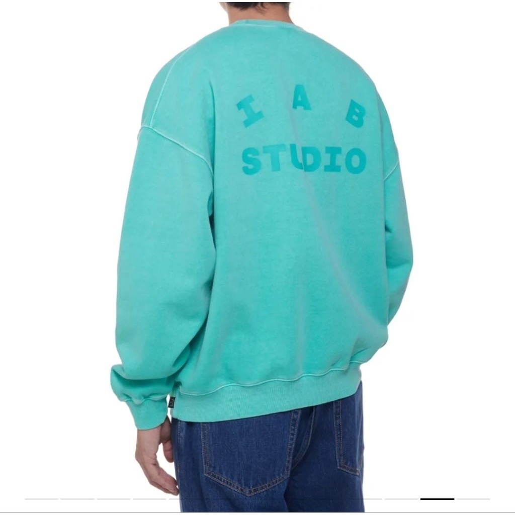 สเวตเตอร์คอกลม IAB STUDIO แท้ งานสกรีนสภาพดีไม่มีตำหนิ