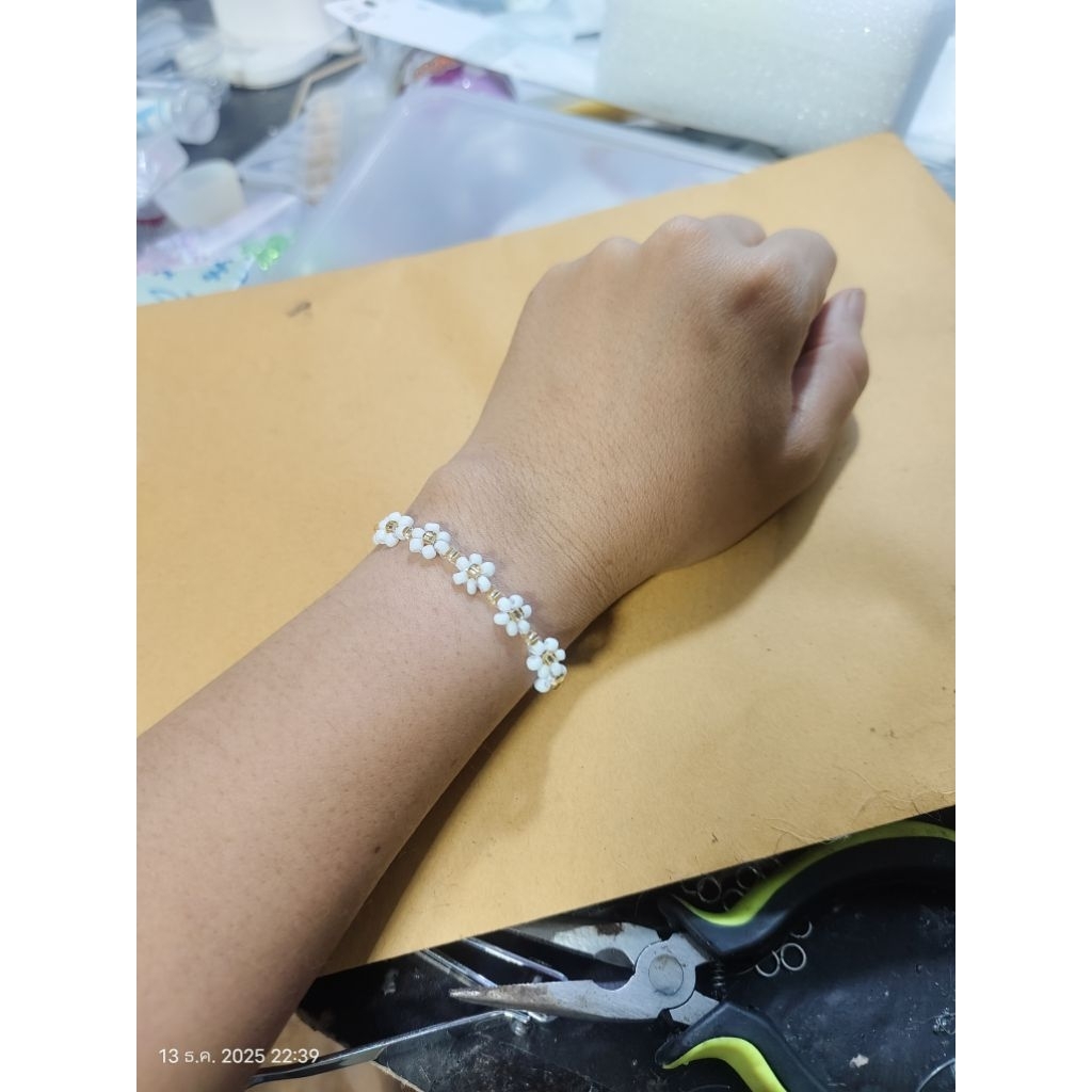 สร้อยข้อมือลูกปัดสีขาว