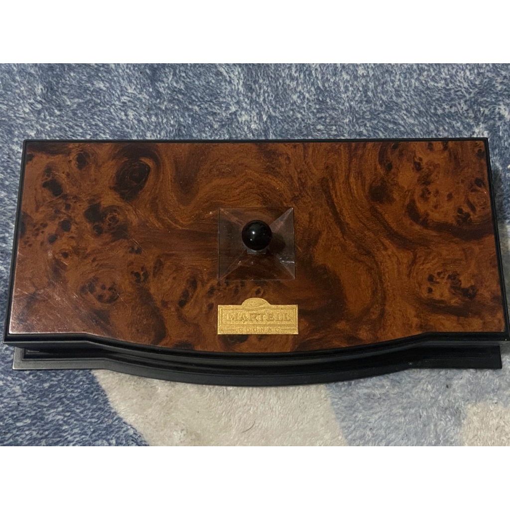 กล่องไม้ลายไม้ Martell  .