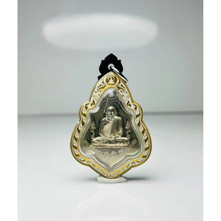 กรอบพระเลเซอร์ หลวงพ่อกวย ชุตินธโร ขนาดพระ 2.8x3.6 cm. วัสดุเป็นอะคริลิค แบบใส่เองได้ที่บ้าน มีสินค้าพร้อมส่ง