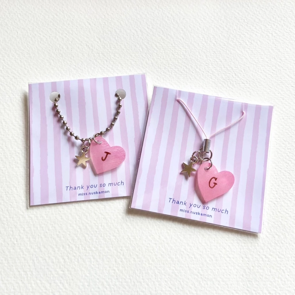 (พร้อมส่ง 1-3 วัน) พวงกุญแจตัวอักษร a-z หัวใจ จี้ดาว Cute!🩷⋆˚。𖦹 °✩