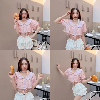 BY IRA (00016)Lokasunder Top เสื้อครอปแขนตุ๊กตา ครอปลูกไม้ คอบัว แต่งดกระดุมน่ารักๆ ชายเสื้อแต่งลูกไม้